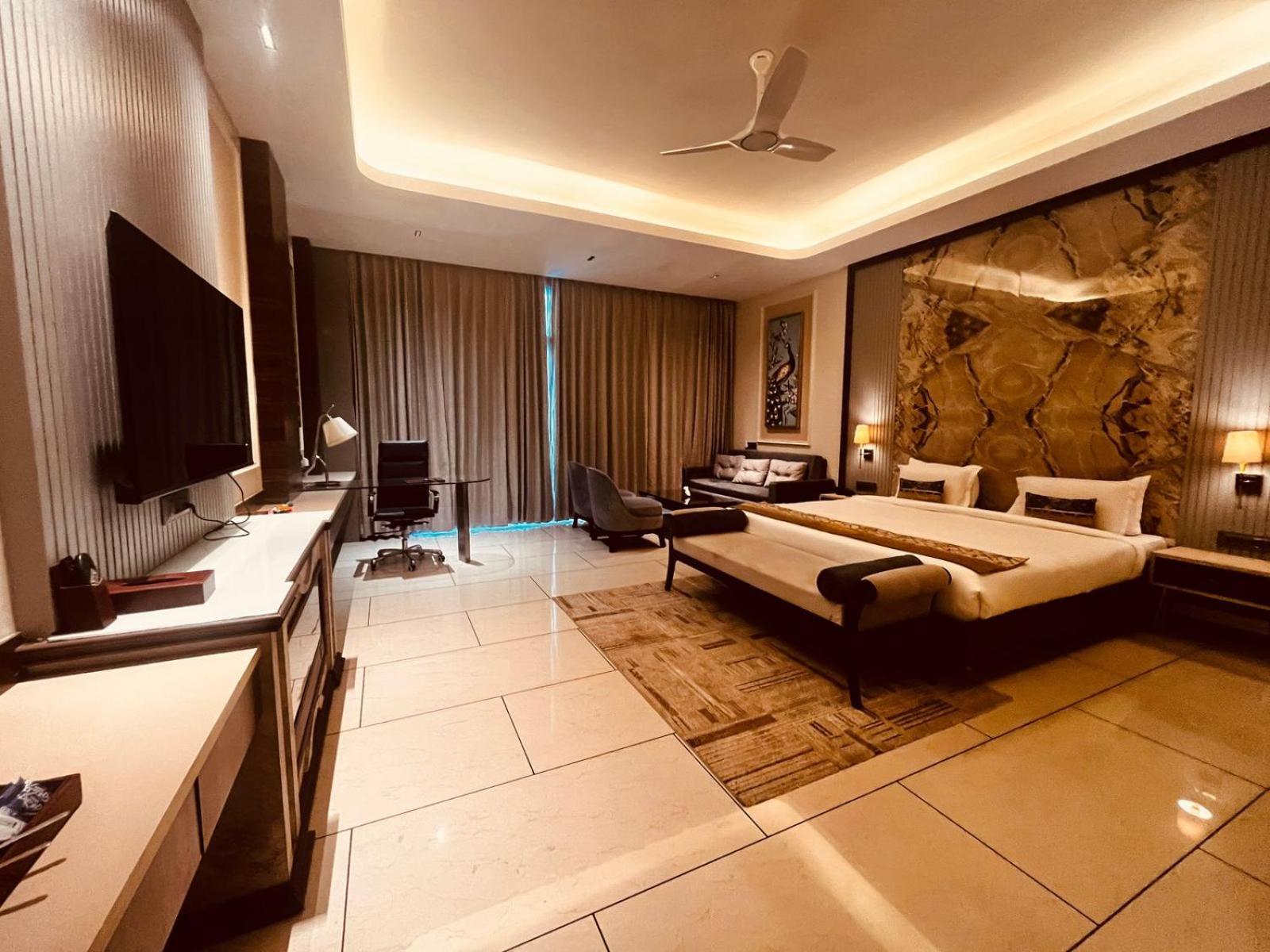 Lokesh Hotel Talai  外观 照片