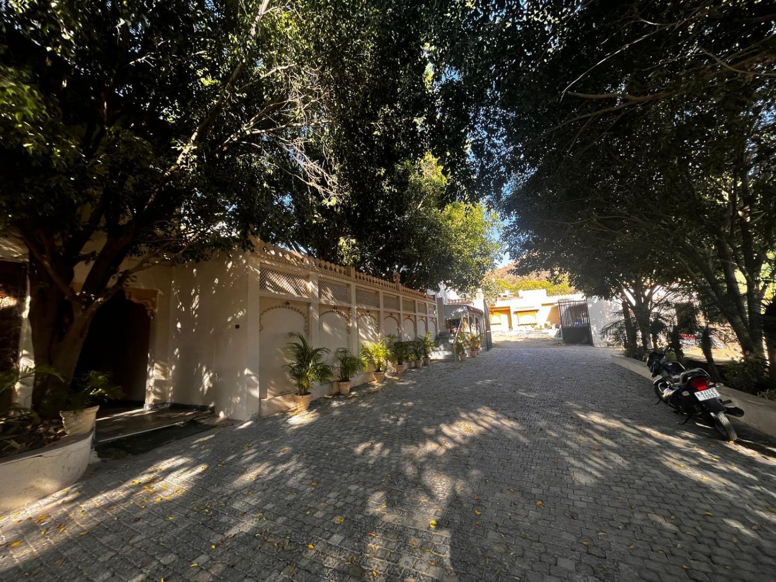 Lokesh Hotel Talai  外观 照片